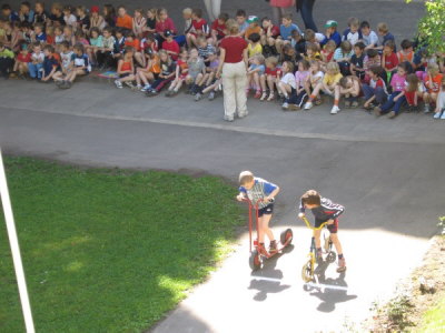 Rollerrennen auf Schulhof