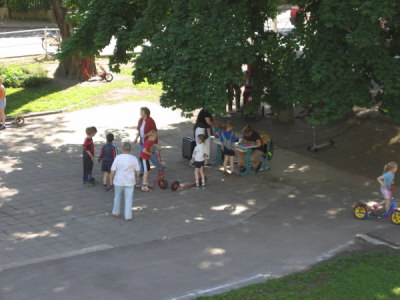 Rollerrennen auf Schulhof